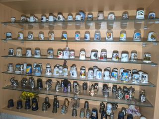 Colección de más de 150 dedales + mueble expositor