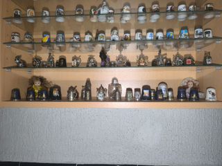 Colección de más de 150 dedales + mueble expositor