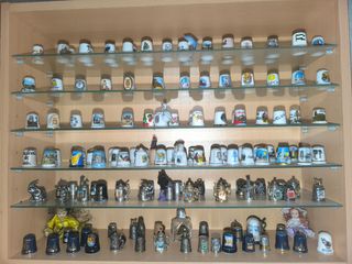 Colección de más de 150 dedales + mueble expositor