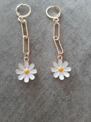 Pendientes margarita-cadena dorados