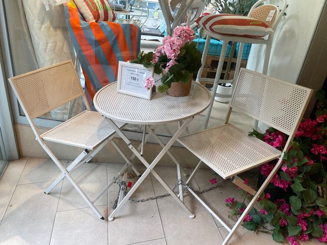 Mesa y sillas terraza plegables blancas