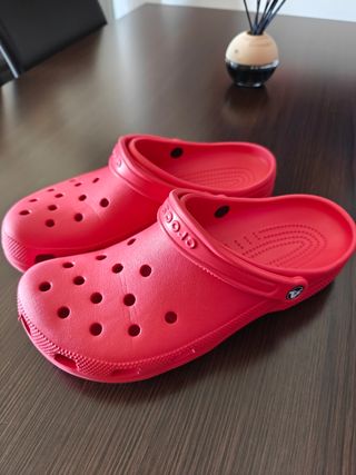 Crocs rojos clásicos