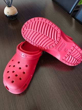 Crocs rojos clásicos