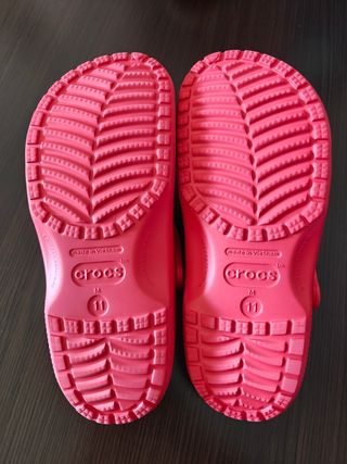 Crocs rojos clásicos