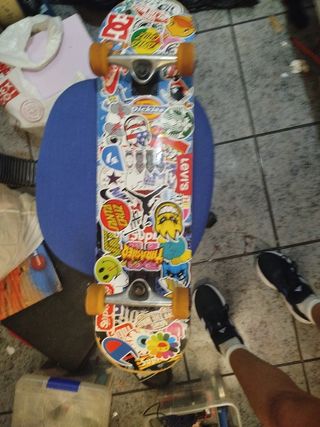 Monopatín usado con stickers