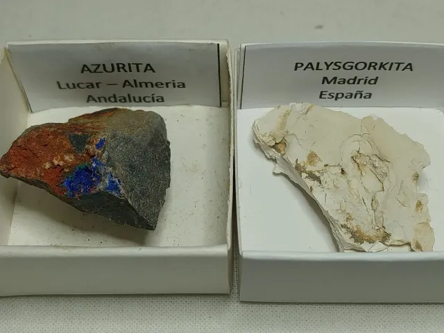 Lotto di 12 minerali in scatole da 4x4cm