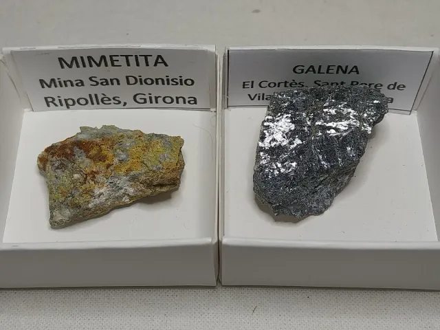 Lotto di 12 minerali in scatole da 4x4cm