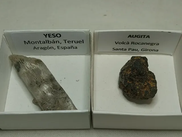 Lotto di 12 minerali in scatole da 4x4cm