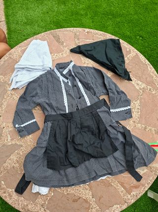 Traje aldeana y abarcas talla 19
