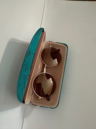 Gafas sol redondas y funda