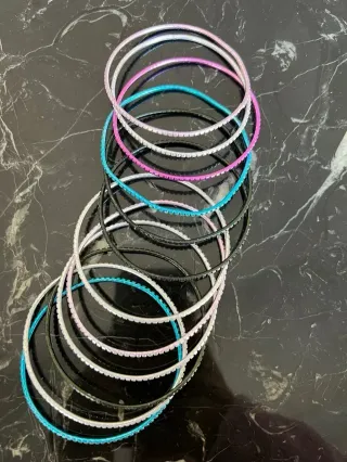 Pulseras Claire's metal de colores - 12 unidades