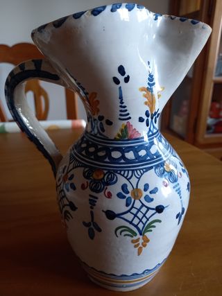 Jarra cerámica azul y blanca