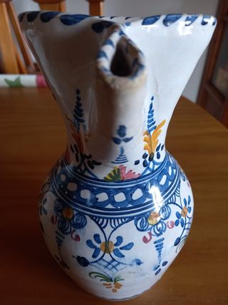 Jarra cerámica azul y blanca