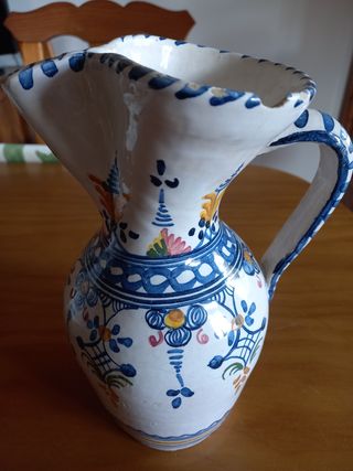 Jarra cerámica azul y blanca