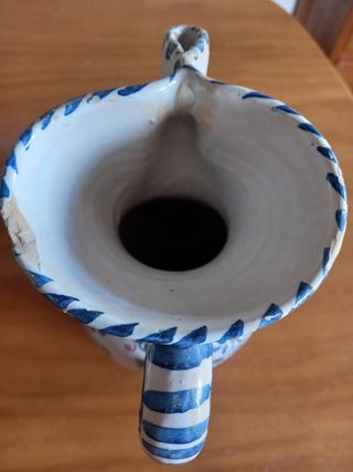 Jarra cerámica azul y blanca