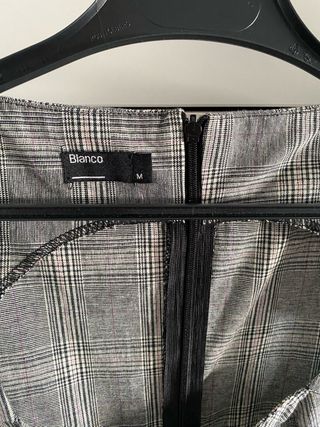 Vestido cuadrillé gris y blanco