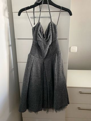 Vestido gris de punto con tul