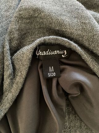 Vestido gris de punto con tul