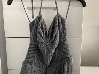 Vestido gris de punto con tul