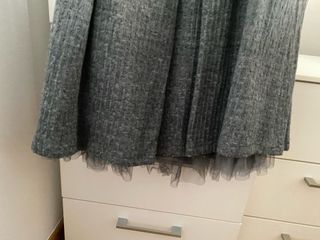 Vestido gris de punto con tul
