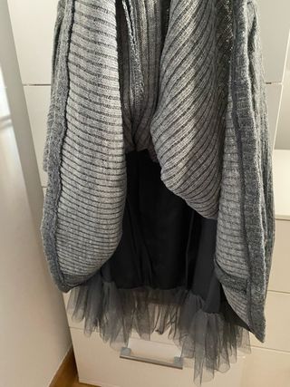 Vestido gris de punto con tul