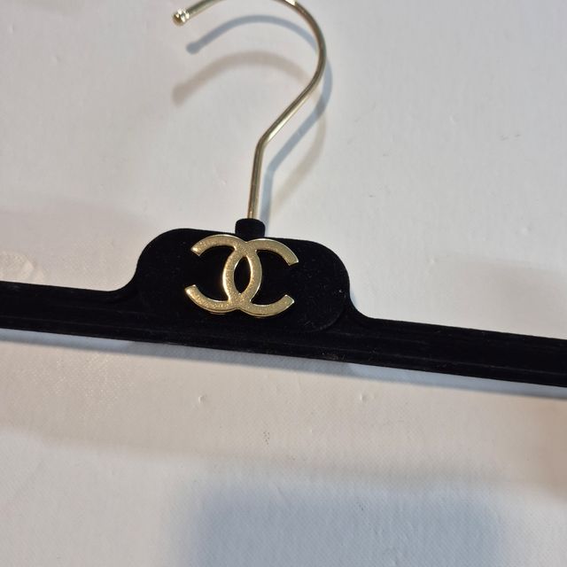Percha CHANEL terciopelo negro