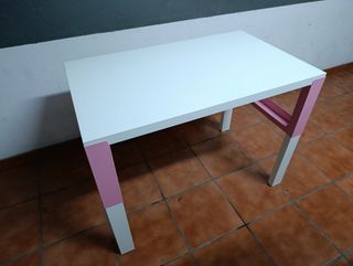 Escritorio infantil blanco y rosa