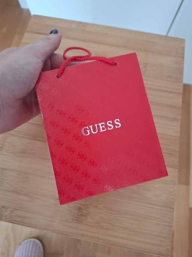 Reloj Guess morado y plateado