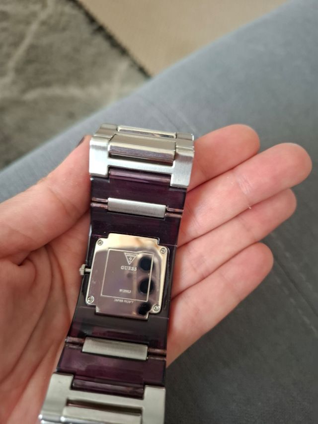 Reloj Guess morado y plateado