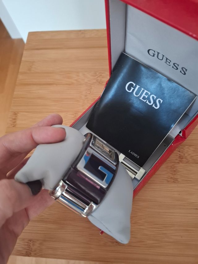 Reloj Guess morado y plateado