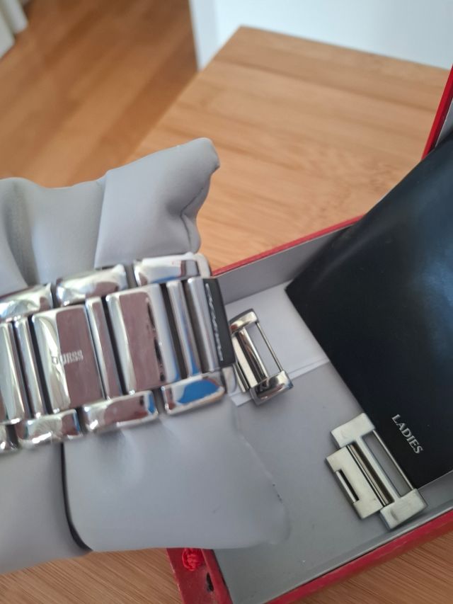 Reloj Guess morado y plateado