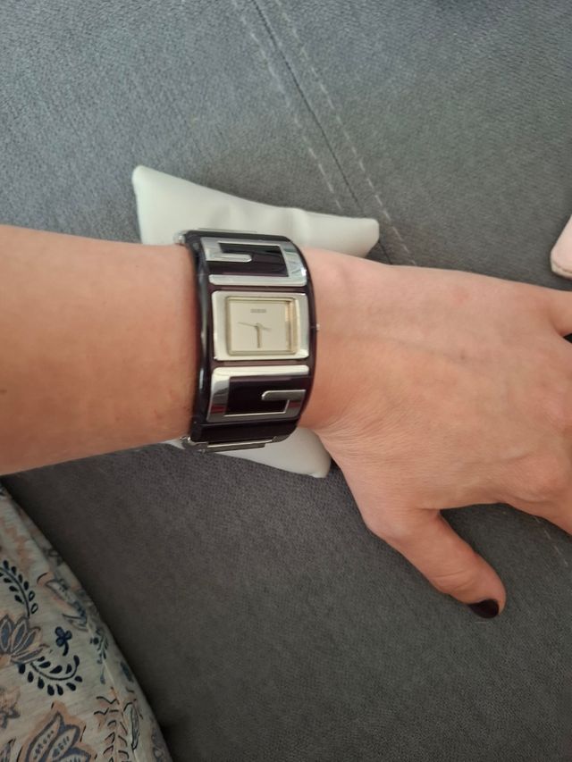 Reloj Guess morado y plateado