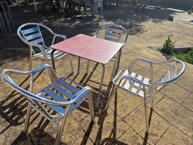 Mesa y 4 sillas metalicas
