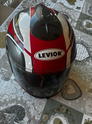 Chaqueta y casco de moto Levior vintage