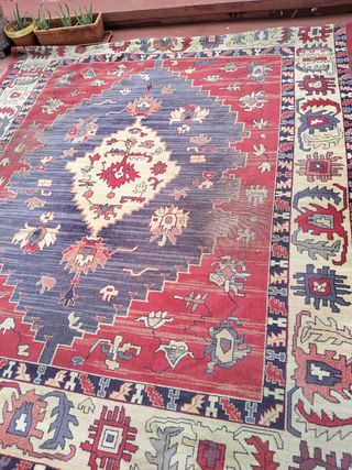 Alfombra persa roja y beige