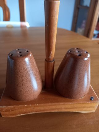Salero y pimentero vintage de madera