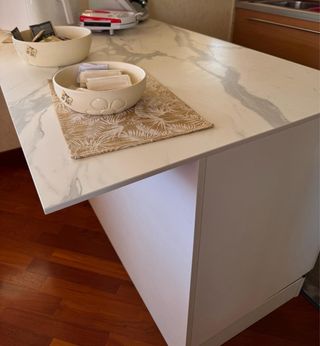 Isola cucina bianca - marmo e legno
