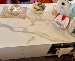 Isola cucina bianca - marmo e legno