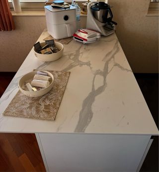 Isola cucina bianca - marmo e legno