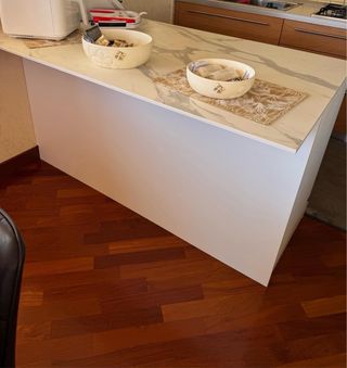 Isola cucina bianca - marmo e legno