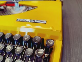 Antigua Máquina de Escribir ADLER TIPPA Yellow