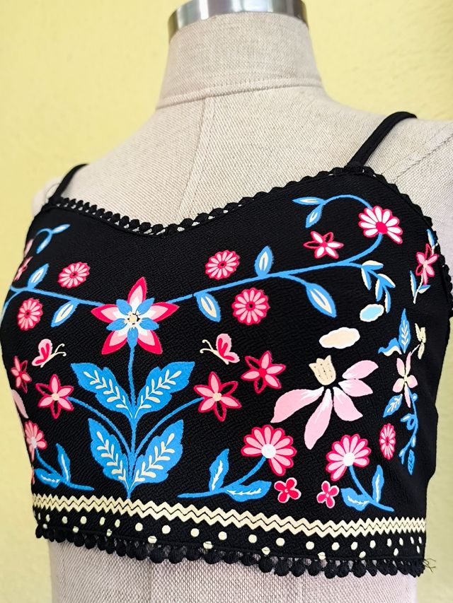 Top negro bordado - flores