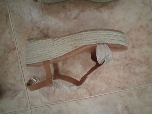 Sandalias cuña INSIDE beige-dorado