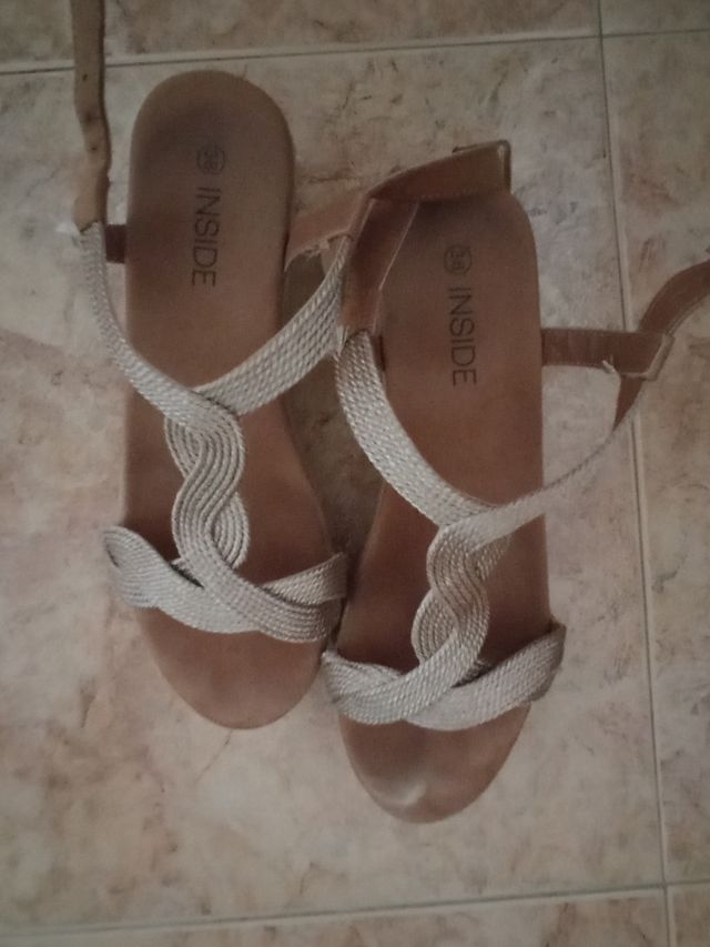 Sandalias cuña INSIDE beige-dorado