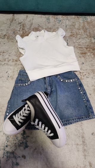 Conjunto falda vaquera, top y zapatillas