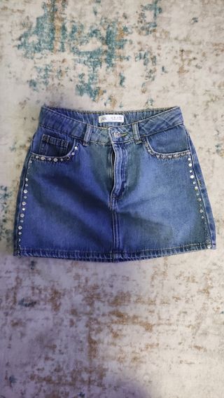 Conjunto falda vaquera, top y zapatillas