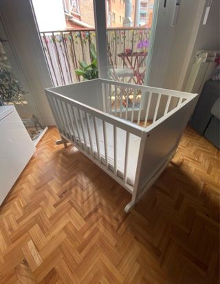 Minicuna blanca mecedora IKEA