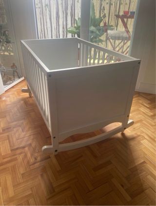 Minicuna blanca mecedora IKEA