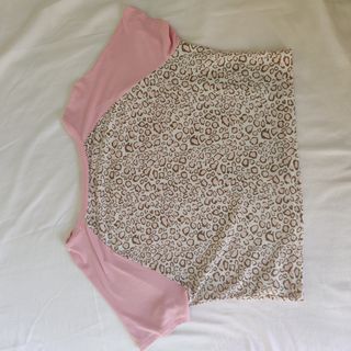 Camiseta SHEIN leopardo rosa
