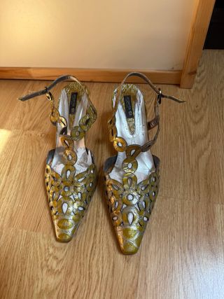 Zapatos dorados con tacón